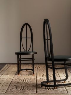 Två caféstolar formgivna av arkitekten Carl Bergsten för Strömsholmens restaurang i Norrköping 1906.