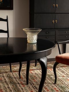 Matsalsmöbel av arkitekten och formgivaren Uno Åhrén