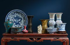 En samling asiatisk keramik.