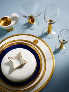Karin Björquist, Gunnar Cyrén & Ingrid Dessau, servis, "Nobel", 316 delar, porslin, bestick, glas och servetter, proveniens Åke Livstedt. Inför Nobelprisets 90-årsjubileum 1991 fick Åke Livstedt i uppdrag att skapa en helt ny dukning med inspiration från nordisk vinter, ljus och skönhet. Resultatet blev en unik servis där form, konst och gastronomi förenas i en elegant helhet. Servisen består av porslin formgivet av Karin Björquist, glas av Gunnar Cyrén och bordslinne av Ingrid Dessau – alla framtagna för att lyfta fram svensk formgivning på både nationell och internationell nivå.