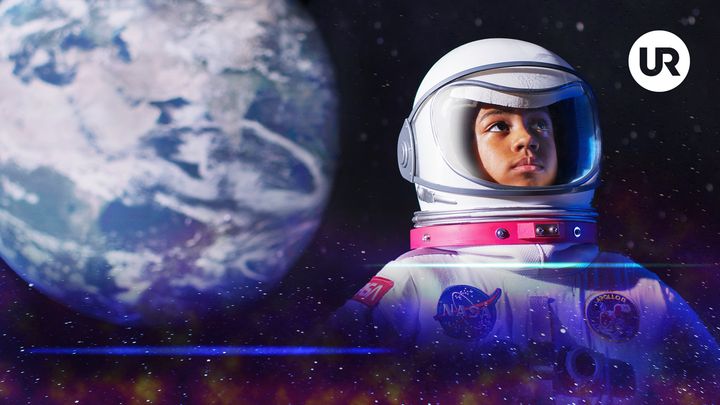 10-åriga Noomi älskar rymden och vill lära sig allt om den. Foto: Peter Assarsson.