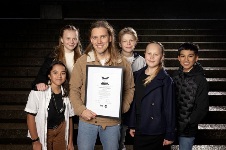 Vinnaren av Barnradions bokpris, Nils Lundkvist, tillsammans med juryn. Foto: Sofia Sabel.