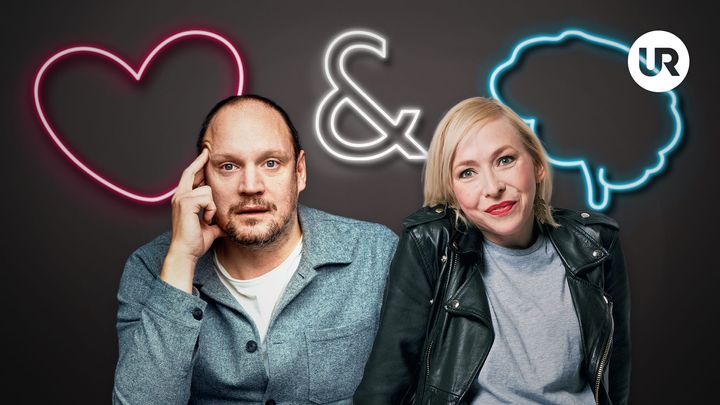 Komikern och krönikören Jonatan Unge och psykologen och författaren Jenny Jägerfeld är den nya programledarduon för UR:s podd Hjärta och hjärna. Foto: UR