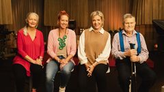 Britt Östlund, Monica Lyander, Kattis Ahlström och Göran Frisk samtalar om äldreboenden i premiäravsnittet av Studio 65:s tredje säsong.