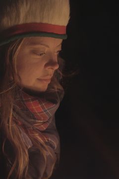 Artisten Saara Hermansson utforskar sitt samiska ursprung i UR:s dokumentärfilm 100% same.