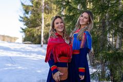 Systrarna Magdalena och Hannah Graaf reser till Sápmi för att utforska sitt samiska arv i UR:S serie Typiskt samer. Premiär den 13 november på UR Play och i SVT1