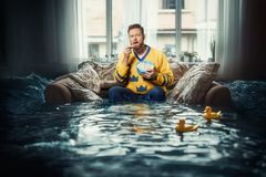 Komikern Kristoffer Ahonen Appelquist undersöker vår beredskap i UR:s serie Sverige, krisen och jag.