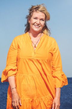 Kattis Ahlström programleder Seniorsurfarna – ett program från UR.