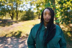 Assia Dahir söker svar på ungas frågor om döden i UR:s programserie Allt om döden.