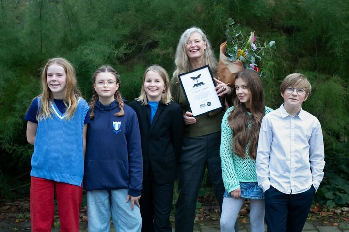 Författaren Cecilia Lidbeck, vinnaren av Barnradions bokpris, tillsammans med juryn. Foto: Johanna Sjöland Thulin.