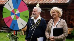 Björn Hellberg och Kattis Ahlström i Seniorsurfarna. Foto: UR.