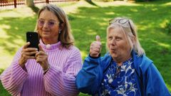 Suzanne Reuter och Irma Lehtosalo i Seniorsurfarna. Foto: UR.