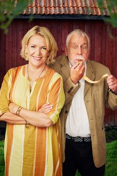 Kattis Ahlström och Björn Hellberg i Seniorsurfarna. Foto: Gabriel Liljevall/UR.