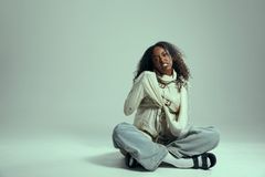 Assia Dahir utforskar hur behandlingar för psykisk ohälsa sett ut historiskt. Foto: Leilani Nordin/UR.