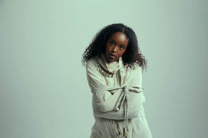 Assia Dahir utforskar hur behandlingar för psykisk ohälsa sett ut historiskt. Foto: Leilani Nordin/UR.