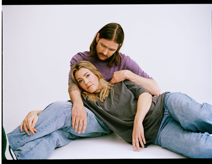 Milou och Henric Froh kämpar med relationen i en vardag som präglas av NPF-problematik i dokumentären Att orka hålla ihop. Foto: Hans Ericksson/UR.