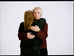 Anna Emmly tillsammans med dotter, merverkande i Ensamma tillsammans. Foto: Hans Ericksson/UR.