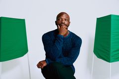 Kodjo Akolor programleder Vem ska jag tro på. Foto: Daniel Stigefelt/UR.