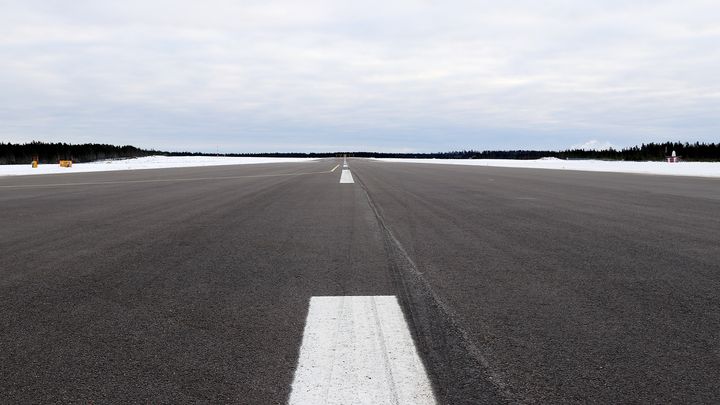 Bild av landningsbana på flygplats.