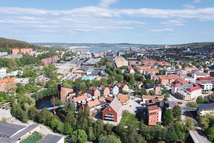 Drönarbild över campus Sundsvall med staden i bakgrunden.