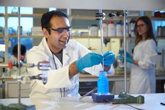 Man arbetar i ett laboratorium.