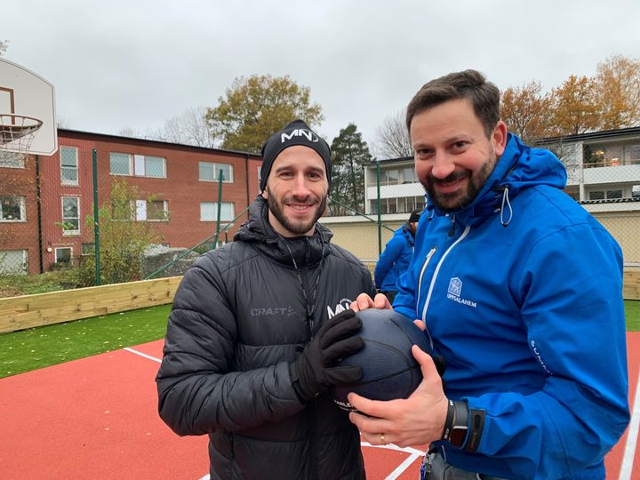 Mannos Nakos från MN Basketball Academy tillsammans Wissam Hariz, förvaltare på Uppsalahem under invigningen av basketplanen.