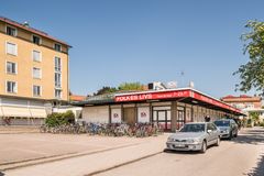 Torget på Rackarberget, det gula huset till vänster är det som nu ska renoveras och de tillhörande lokalerna i huset.