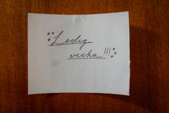 Kommunikation är viktigt när du delar korridor, vem gör vad på städchecklistan och vem har ledigt.