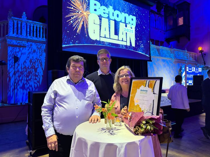 Glada pristagare från Betonggalan den 13 november, när Uppsalahems nyproduktionsprojekt Takryttaren fick Miljöpris. Anders Ingnäs, teknisk säljare på Thomas Betong, Åsa Westin projektchef på Uppsalahem och Fredrik Lindström, arbetsledare på NCC.