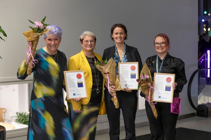 Vinnare av Vårdförbundspriset 2024. Eva Liljeqvist, Petra Jacobson och Elin Åberg, ihop med Vårdförbundets ordförande Sineva Ribeiro.