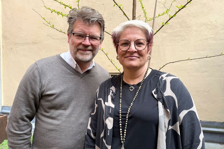 Bild på Mathias Åström och Sineva Ribeiro som står utomhus. Fotot togs efter beslut om ett nytt avtal med SKR och Sobona.
