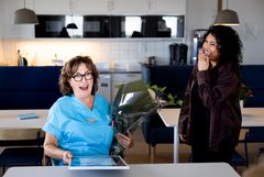 Sjuksköterskan Addi Jahiri överraskas på sin arbetsplats med att hon blivit utsedd till Årets studenthandledare av Vårdförbundet Students ordförande Esha Hoque.