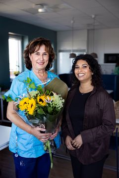 Sjuksköterkan Addi Jahiri tilldelas priset som Årets studenthandledare. Här på bild tillsammans med Vårdförbundet Students ordförande Esha Hoque som delar ut priset.