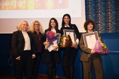 Prisutdelningen av Årets vårdchef 2025. Från vänster ordförande för Vårdförbundets chefsförening Anette Grahn, vice förbundsordförande Jani Stjernström, finalisterna Maria Långström, Maysae Quttineh och Kristina Hammoura.