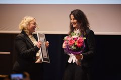 Prisutdelning av Årets vårdchef 2025. Ordförande för Vårdförbundets chefsförening Anette Grahn överräcker diplomet till vinnaren Maysae Quttineh.