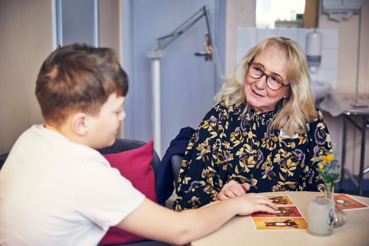 En elev och en skolsköterska på Solhemsskolan.