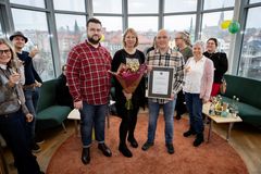 William Eklund, ledamot i Vårdförbundet Student, Ulrika Blom, prefekt på Institutionen för vårdvetenskap, Högskolan i Borås tillsammans med utbildningskoordinator för VFU Niklas Andersson.