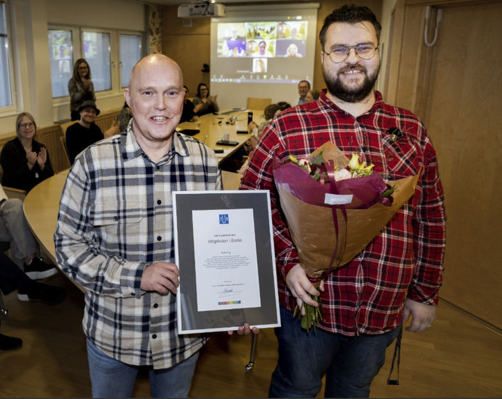 Årets Lärosäte 2025 Högskolan i Borås tar emot sitt pris. Niklas Andersson, utbildningskoordinator för VFU tar emot diplomet från William Eklund, representant för Vårdförbundet Student.