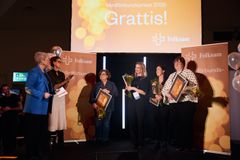 Förstapristagaren och andrapristagarna av Vårdförbundspriset hyllas på scenen av publiken, Sineva Ribeiro, Vårdförbundet och Elisabeth Wisén, Folksam.