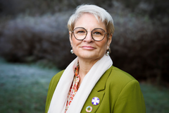 – Det är positivt att regeringen vill stärka vårdens beredskap och ger tillskott till regionerna för att klara sommarens scheman i år. Men sommarbonusar är inte allt när återhämtningen uteblir och familjelivet drabbas, säger Sineva Ribeiro, ordförande i Vårdförbundet.