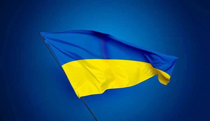 En Ukrainaflagga vajar mot skyn.