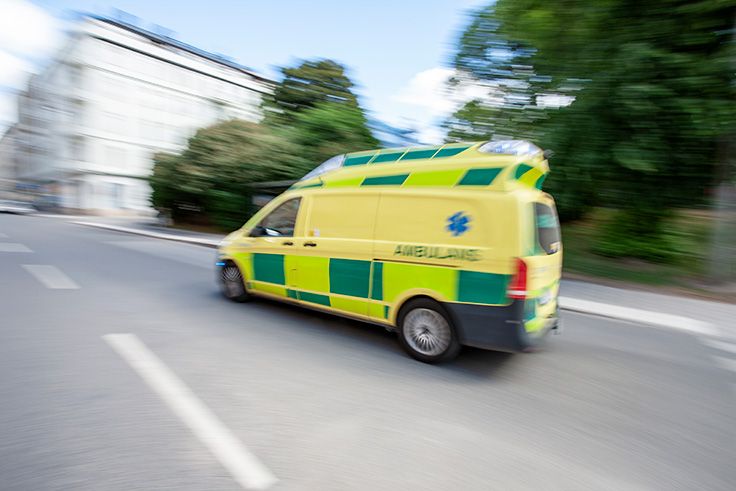 Ambulansbil på väg.