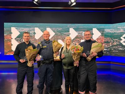 Vinnarna av 112-priset med blombuketter