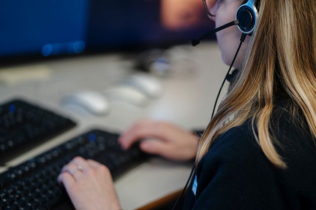 Operatör vid arbetsstation.