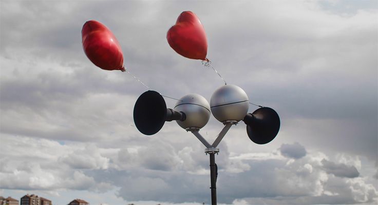 Tutan för utomhussignalen vid viktigt meddelande till allmänheten med hjärtballonger runt sig.