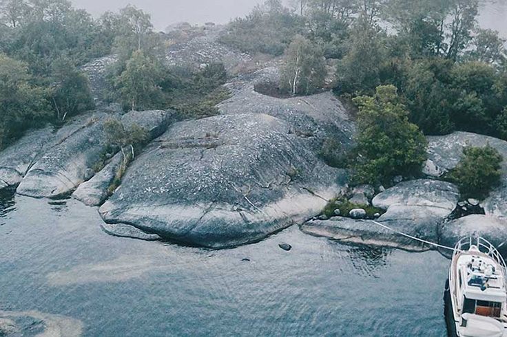 Båt som lagt till vid stenklippor.