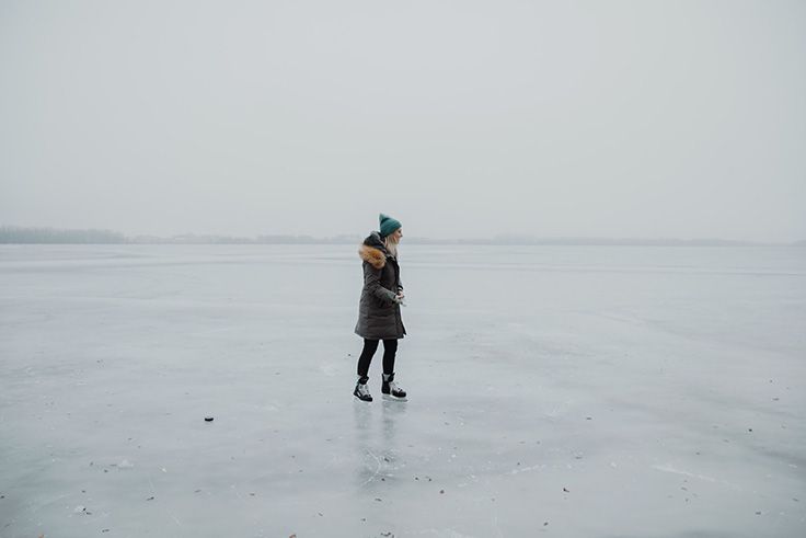 Person som åker skridskor på en sjö som frusit till is.