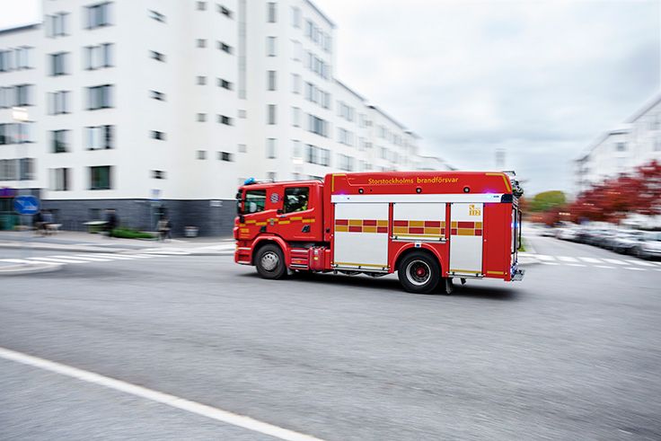 Brandbil som åker i full fart med blåljus.