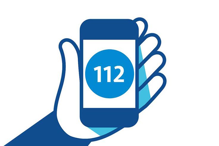 Illustrerad hand som håller i en mobiltelefon som visar 112.