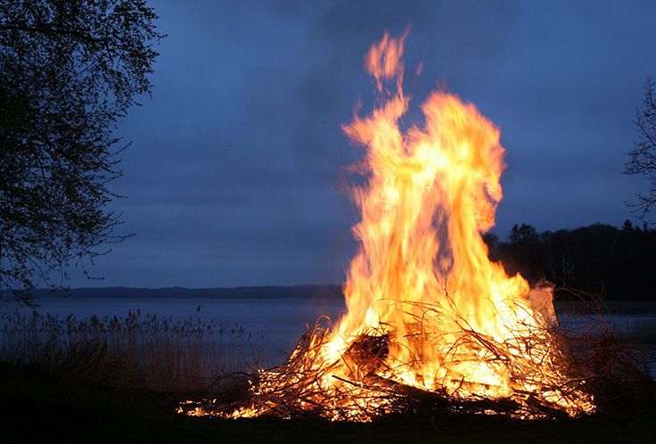 Valborgsbrasa som brinner en mörk kväll.